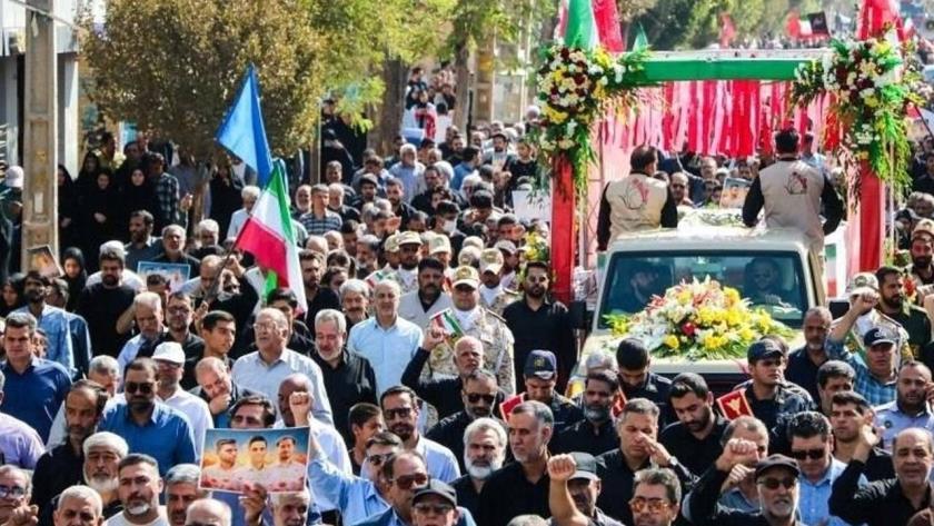 ایران برس: رفسنجان تودّع ثلاثة من شهداء الوطن ارتقوا في العدوان الأمريكي على قاعدة «بمبور»