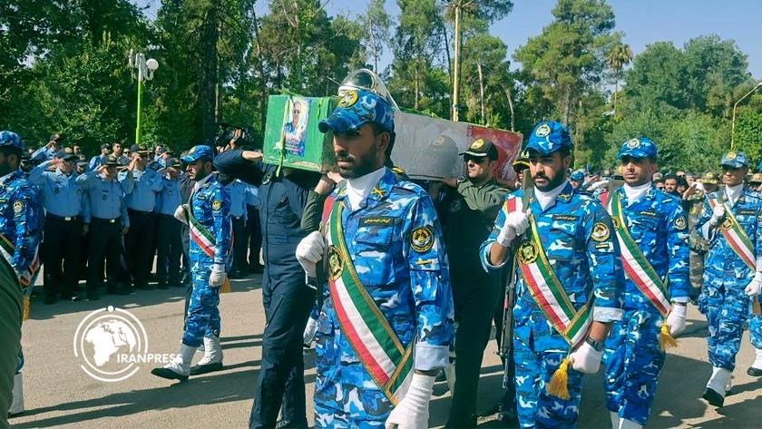 Iranpress: انطلاق مراسم تشييع الشهيد الطيار مجيد كاظمي في مدينة شيراز جنوبي إيران
