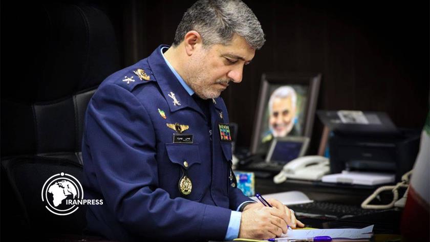 Iranpress: قائد سلاح الجو بالجيش يتقدم بالتهاني والتعازي في استشهاد الطيار مجيد كاظمي