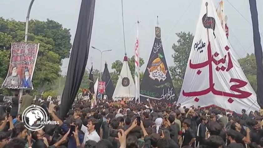 Iranpress: عشرات الآلاف من الباكستانيين يقيمون الأربعينية الحسينية في إسلام آباد