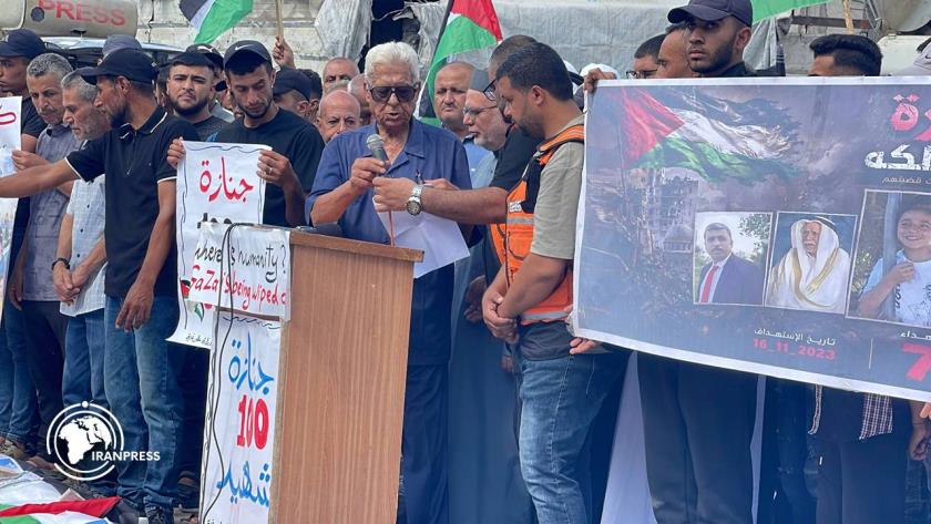 Iranpress: نظرة الوداع على 100 شهيد انتُشلت جثامينهم من تحت أنقاض حي الزيتون في غزة + فيديو