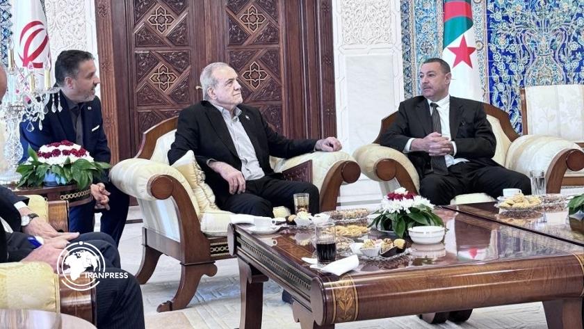 Iranpress:  وزیر الداخلية الجزائري يستقبل الرئيس بزشكيان في مطار الجزائر