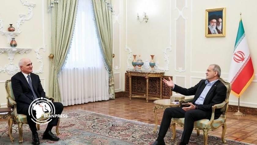 Iranpress: بزشكيان: لا يمكن للحدود أن تكون عائقًا أمام تطوير العلاقات بين طهران وباكو