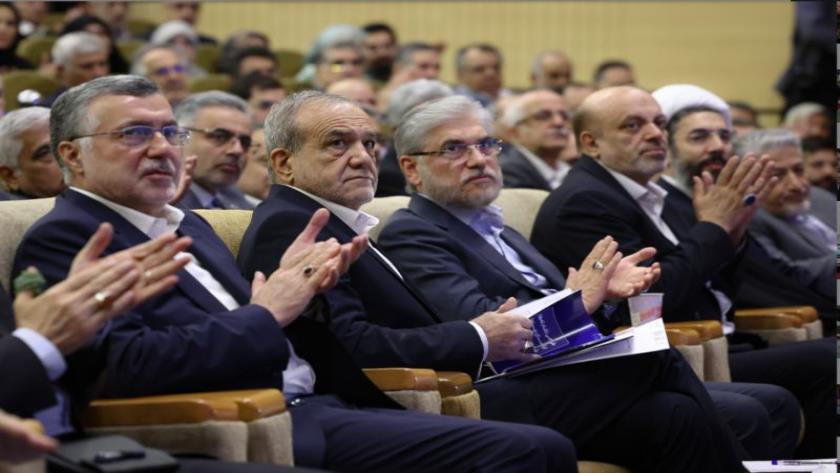 Iranpress: الرئيس بزشكيان: تجاوز التحديات لا يتأتى إلا بجهود الجامعيين والنخبويين