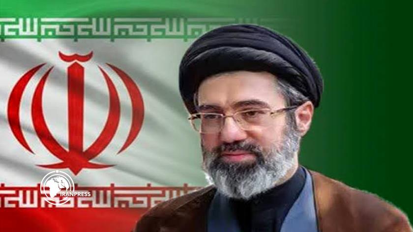 Iranpress: قائد الثورة : الإرادة الصلبة حلقة وصل بين القيادة والجيل الناشيء لبناء مستقبل البلاد 