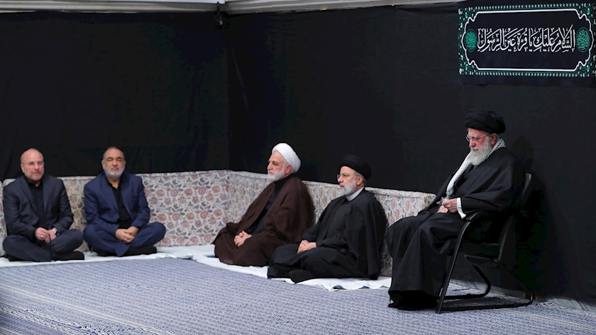 Iranpress: دومین شب مراسم عزاداری حضرت فاطمه‌زهرا (س) با حضور رهبر انقلاب