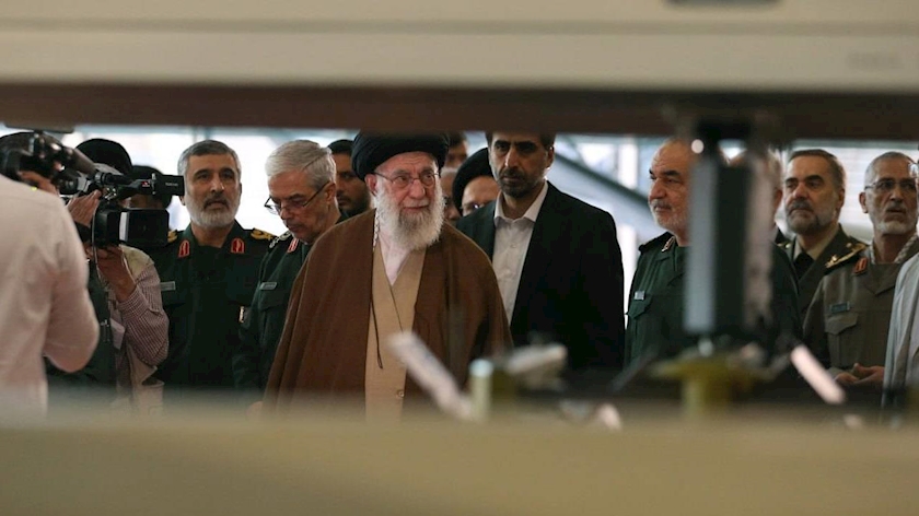 Iranpress: بازدید فرمانده کل قوا از نمایشگاه دستاوردهای  نیروی هوافضای سپاه