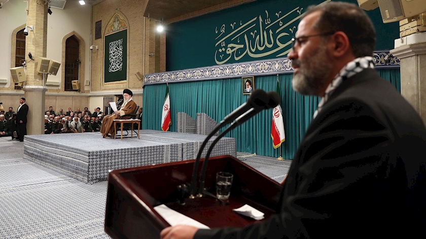Iranpress: ببینید: شعری حماسی که در دیدار بسیجیان با رهبر انقلاب خوانده شد