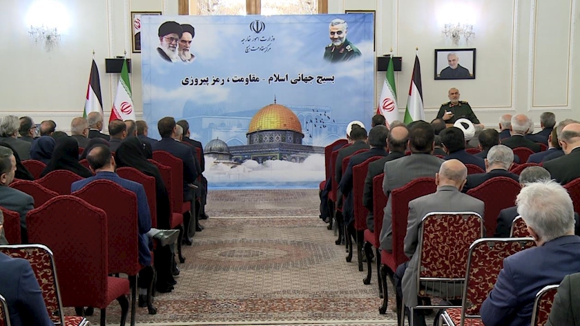 Iranpress: سردار سلامی: آمریکا در حال منزوی شدن در افکار عمومی است