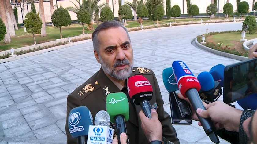 Iranpress: تلاش وزارت دفاع برای ارتقا و تولید سامانه‌های جدید دفاعی