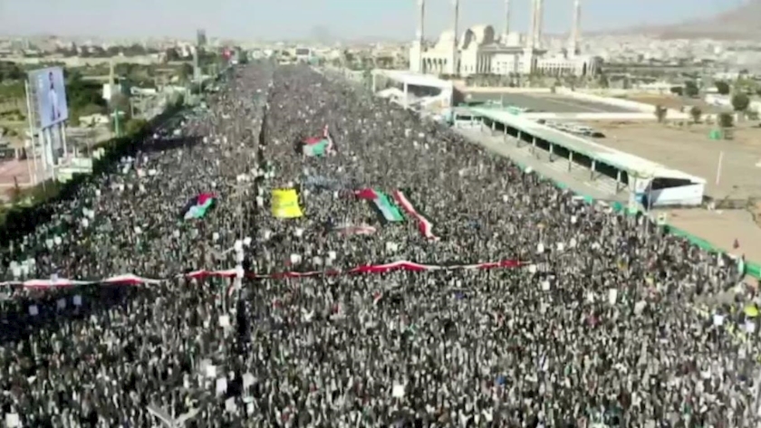 Iranpress: ببینید: تظاهرات مردم صنعا در محکومیت حمله آمریکا و انگلیس به یمن