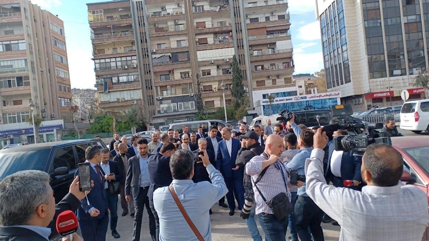 Iranpress: بازدید امیرعبداللهیان از محل حمله تروریستی رژیم صهیونیستی به بخش کنسولی ایران در دمشق