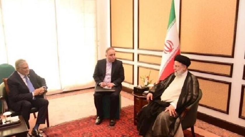 Iranpress: رئیسی: روابط ایران و پاکستان فراتر از همسایگی و متکی بر روابط قلبی عمیق و تاریخی است