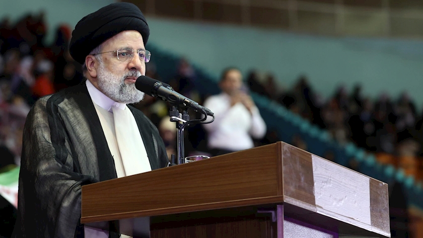 Iranpress: رئیسی: جمهوری اسلامی دختران و زنان را محور خانواده و دارای نقش موثر اجتماعی می‌داند