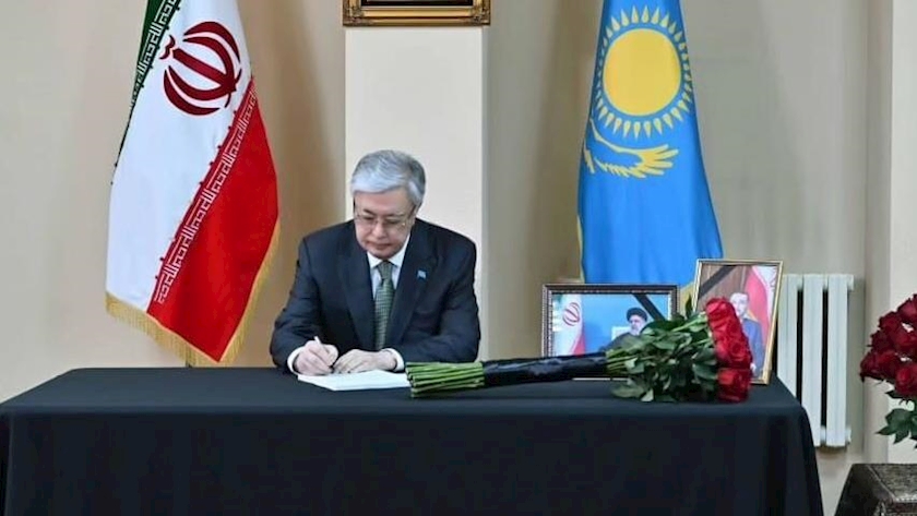 Iranpress: حضور رئیس جمهور قزاقستان در سفارت ایران در آستانه