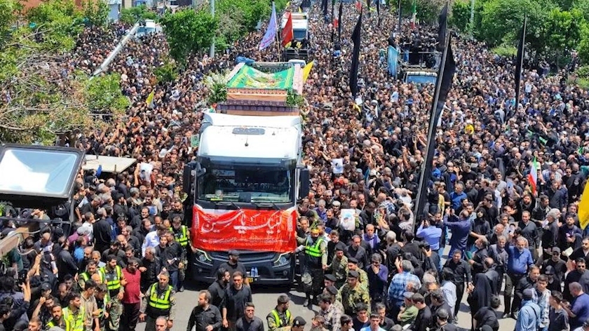 Iranpress: حضور چشمگیر مردم داغدار تهران در آیین تشییع پیکرهای مطهر شهدای خدمت در قاب ایران پرس