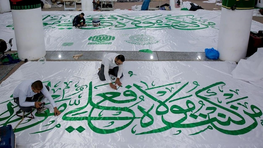 Iranpress: برافراشته شدن پرچم غدیر در حرم حضرت امیرالمومنین(ع) 