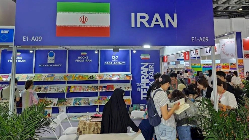 Iranpress: حضور چشمگیر ایران در نمایشگاه بین المللی کتاب پکن 