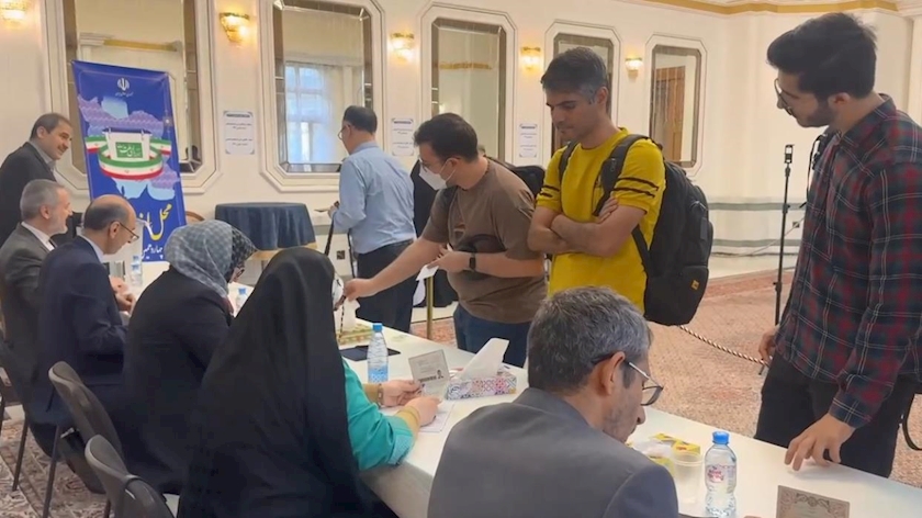 Iranpress: آغاز فرآیند اخذ رای مرحله دوم انتخابات ریاست جمهوری ایران در روسیه