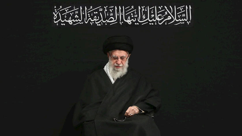 Iranpress: مراسم عزاداری شب شهادت حضرت ‌زهرا سلام‌الله‌علیها با حضور رهبر معظم انقلاب اسلامی
