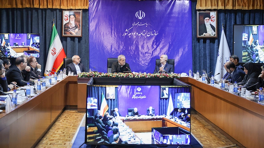 Iranpress: بازدید سرزده رئیس‌جمهور از سازمان برنامه و بودجه