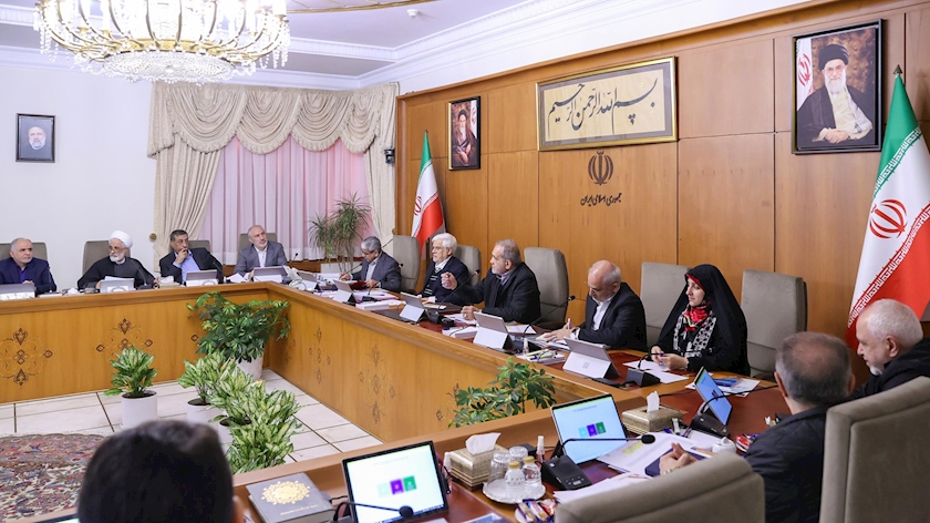 Iranpress: تأکید رئیس جمهور بر تسریع در شناسایی مبادی خروج فرآورده‌های نفتی از مسیر توزیع قانونی