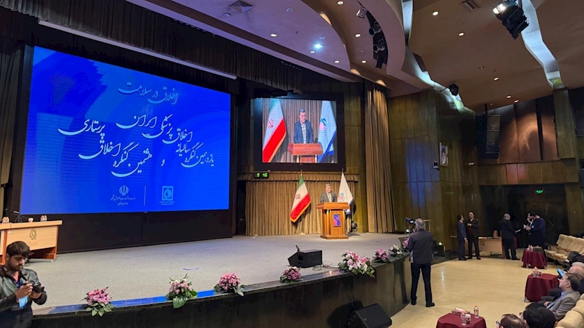Iranpress: ظفرقندی: ایران رتبه نخست اخلاق پزشکی را در منطقه دارد
