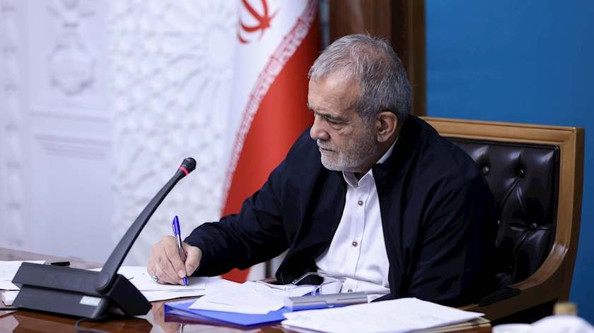 Iranpress:  پزشکیان: آموزش و پرورش، کانون وفاق و تعامل برای تربیت نسل آینده است