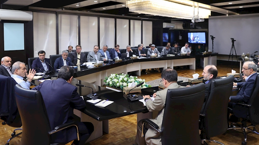 Iranpress: نشست پزشکیان با وزیر صنعت: بررسی برنامه‌های کلیدی برای سال ۱۴۰۴
