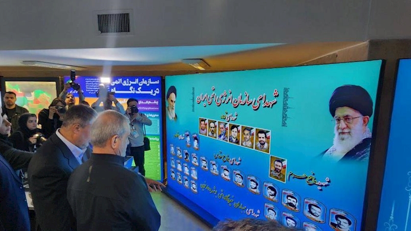 Iranpress: بازدید رئیس‌جمهور از نمایشگاه دستاوردهای هسته‌ای کشور