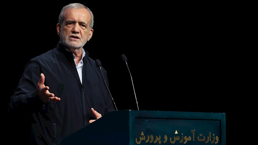 Iranpress: برگزاری آیین گرامیداشت روز معلم با حضور رئیس جمهوری