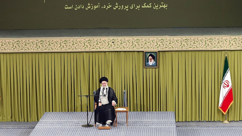 Iranpress: تقدیر رهبر انقلاب از اهتمام ویژه رئیس‌جمهور به مسائل آموزش و پرورش