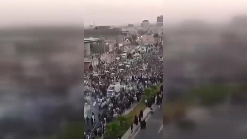Iranpress: آغاز پياده‌روى اربعين موكب بنى عامر از بصره به سمت كربلا