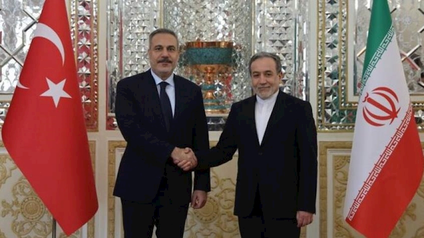 Iranpress: دیدار وزیران امور خارجه ایران و ترکیه در تهران