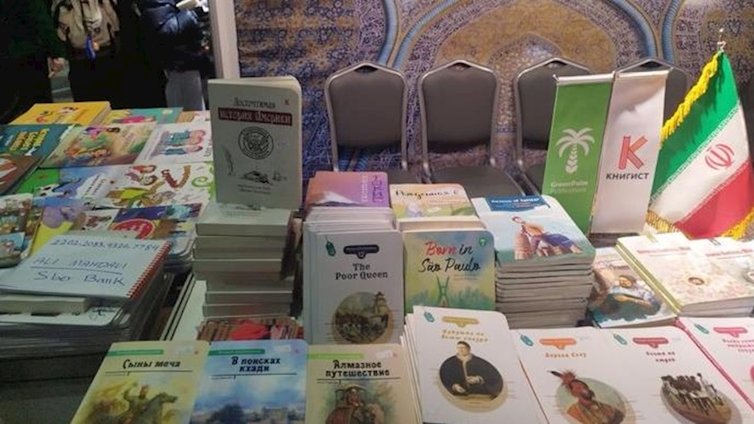 Iranpress: استقبال بازدیدکنندگان نمایشگاه بین‌المللی کتاب مسکو از غرفه ایران