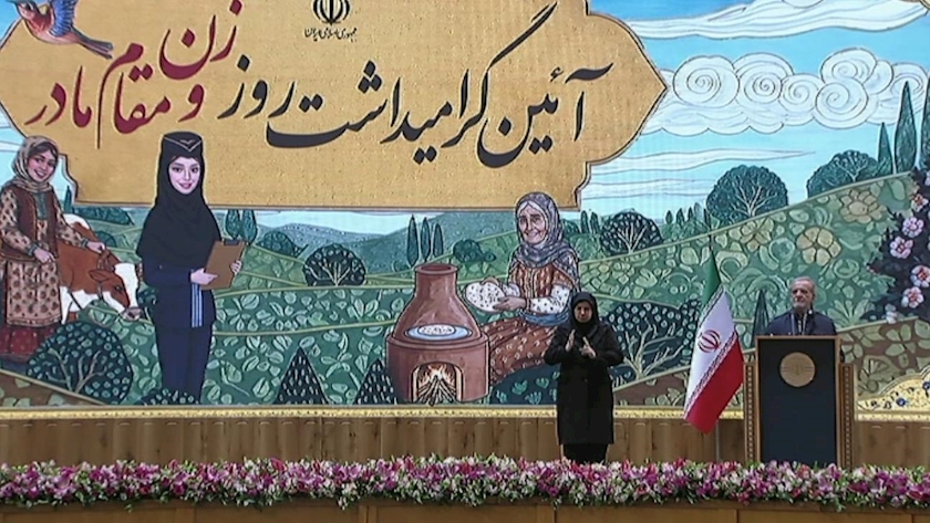 Iranpress: پزشکیان: زنان ستون جامعه و ترسیم کننده آینده کشور هستند 