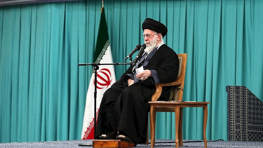 Iranpress: رهبر معظم انقلاب: ما رئیس جمهور آمریکا را در فتنه اخیر مجرم می دانیم