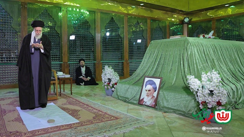 Iranpress: حضور حضرت آیت الله خامنه‌ای در مرقد بنیانگذار جمهوری اسلامی ایران