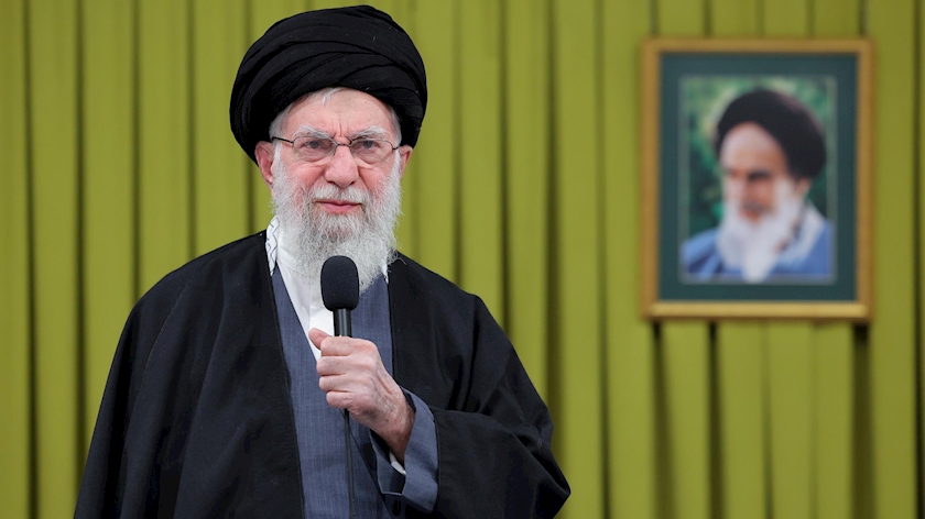 Iranpress:  رهبر انقلاب: دشمنان از تسلیم ملت ایران مأیوس شدند