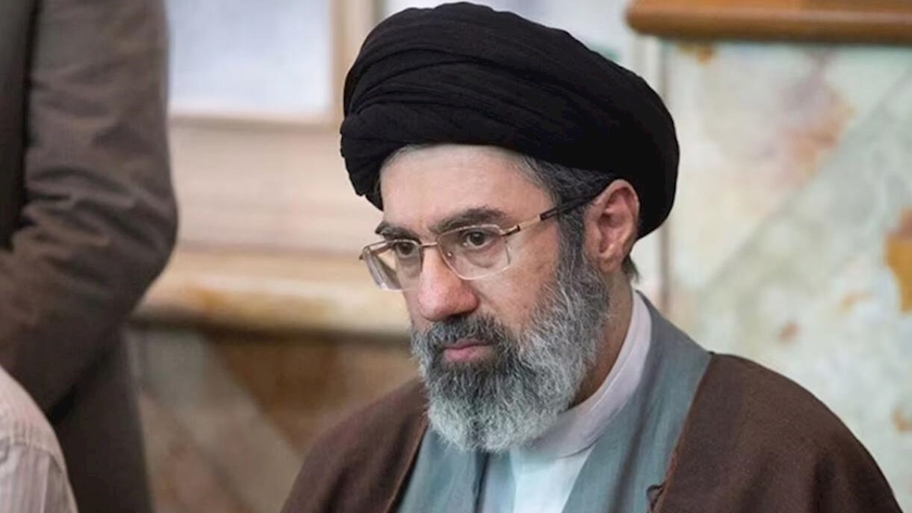 Iranpress: اعلام بیعت مقامات و سازمان‌های لشکری و کشوری با سومین رهبر انقلاب اسلامی
