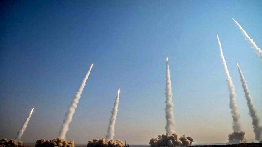 Iranpress: موج ۹۸ عملیات وعده صادق ۴، فرار ناو بالگردبر آمریکا به سمت جنوب اقیانوس هند