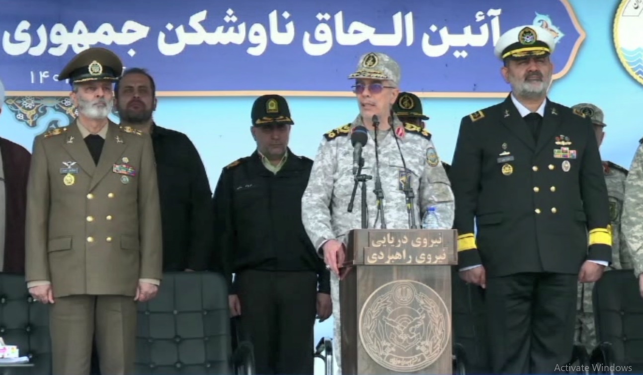 Iranpress: سرلشکر باقری: ناوشکن دیلمان در خدمت تامین آرامش ناوگان تجاری در شمال کشور است