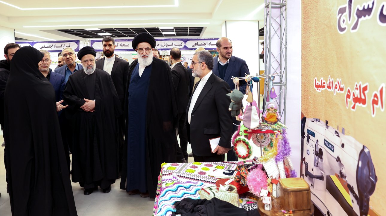 ایران پرس: بازدید رئیسی از نمایشگاه فعالیت‌ها و دستاوردهای قرارگاه اجتماعی استان البرز