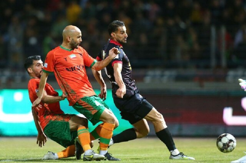 Iranpress: توقف پرسپولیس پس از شکست سپاهان در قزوین/ استقلال صدرنشین نیم فصل ماند