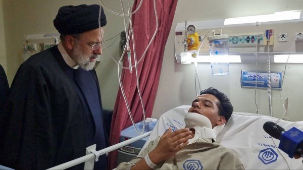 Iranpress: عیادت رئیسی از مجروحان جنایت تروریستی کرمان