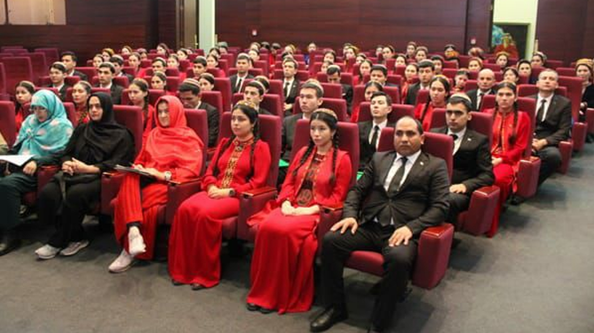 Iranpress: برگزاری همایش مشترک بانوان هنرمند ایران و ترکمنستان