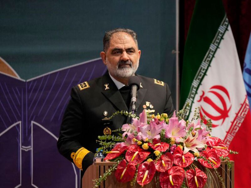 Iranpress: دریادار ایرانی: در حمایت و همکاری با نخبگان آمادگی کامل داریم