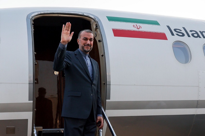 Iranpress: وزیر امور خارجه ایران عازم بیروت شد