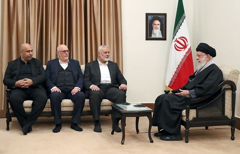 Iranpress: دیدار هنیه با رهبر انقلاب اسلامی ایران/ صبر تاریخی مردم غزه یک پدیده عظیم است