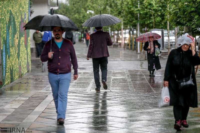Iranpress: بارش باران و رعد و برق در مناطق غربی و مرکزی کشور